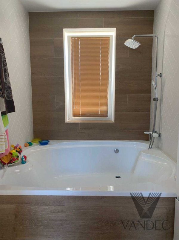 Горизонтальные алюминиевые жалюзи 25мм для ванной комнаты