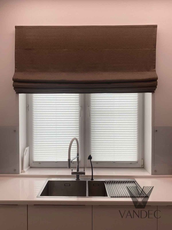 Римская штора рогожка и плиссе на створки в рабочей зоне на кухне